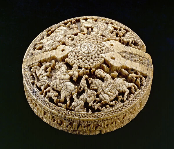 Lid of a container decorated with four huntsmen and animals, Umayyad period
