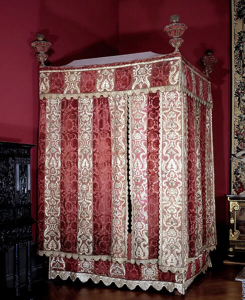 Louis XIII style: four-poster bed in velvet, silk and walnut from the Chateau d