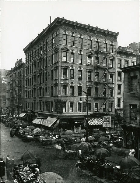 Ludlow Street at Hester Street, Lower East Side, c. 1910-21 (b  /  w photo)