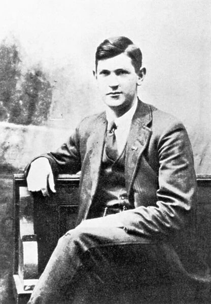Michael Collins (1890-1922) as a young man (b  /  w photo)