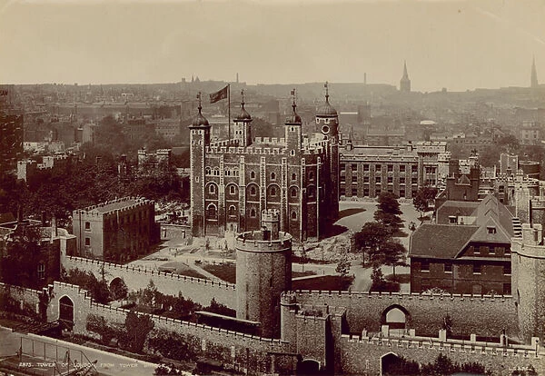 Postcard with an image of the Tower of London (photo)