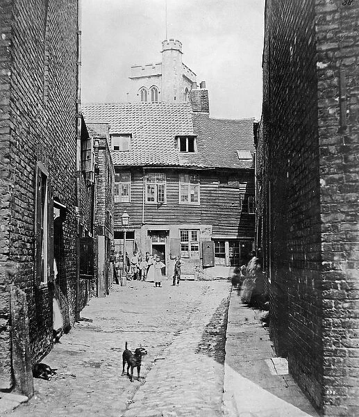 Street scene in Victorian London (b  /  w photo)