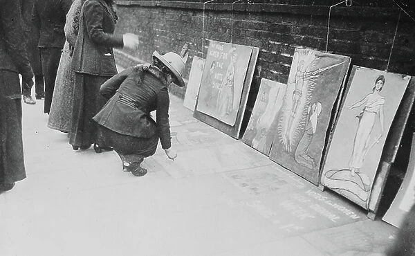Suffragette pavement chalkers, c. 1910 (b / w photo)