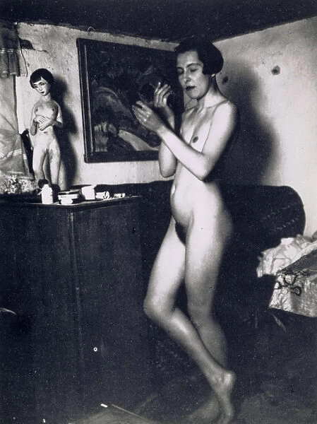 Nina Hard nude full figure putting make-up 1921