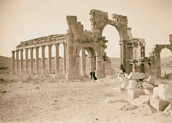Palmyra Triple archway colonnade close up 1920