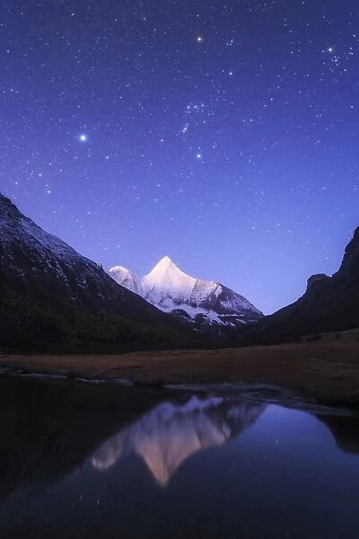 Starry sky at the break of dawn over Mt. Jampayang in China