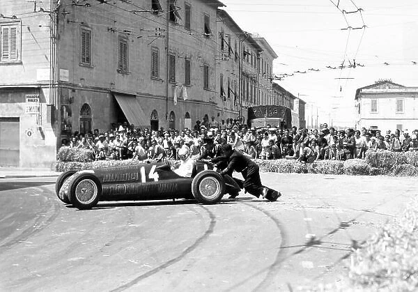 1938 Coppa Ciano Junior voiturette race. Livorno (Leghorn), Italy. 7 August 1938. Emilio Villoresi, Alfa Romeo 158, 1st position, spins during the race but is not disqualified for outside assistance, action, spun