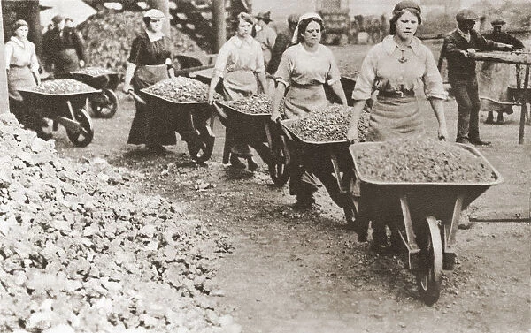 Women Pushing Wheelbarrows And Working As Labourers Whilst The Men Were Away Fighting, During The First World War. From The Story Of Seventy Momentous Years, Published By Odhams Press 1937