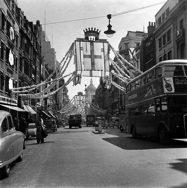 Coronation 1953. At 1. a. m this Morning Wednesday workmen were busy putting up giant