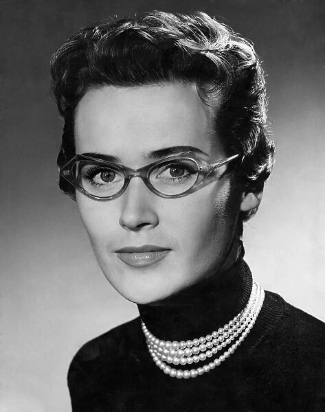 Glasses : Spectacles : Fashion. November 1953 P018643