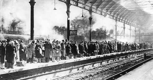 Passengers line up as they wait for a train at Paragon station, Hull in 1947