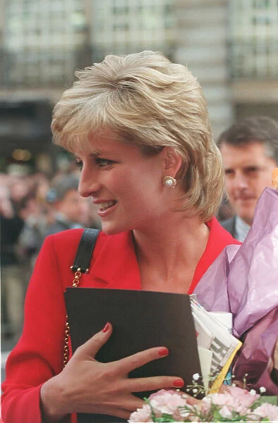 PRINCESS DIANA WEARING A RED SUIT, BLACK TIGHTS AND SHOES AT THE CAFE ROYAL - 27  /  09  /  1995