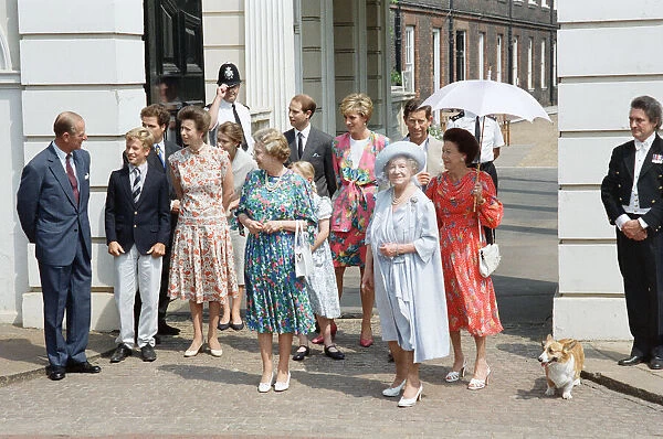 Queen mother Birthday 1990 standing outside Clarence House on her 90th Birthday to
