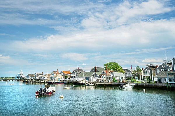 USA, Nantucket, Massachusetts, New England, houses on the shore, boats next to dock