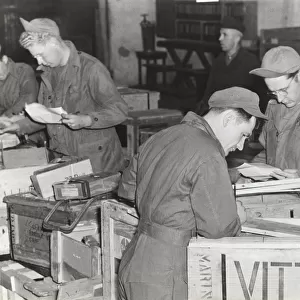 Airmen Packing Wooden Crates During Operation Vittles ?
