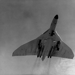 Avro Vulcan B2 climbs away