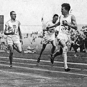 Douglas Lowe winning 800m Olympic final in 1924
