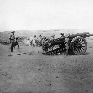 Heavy artillery in action in the desert, WW1