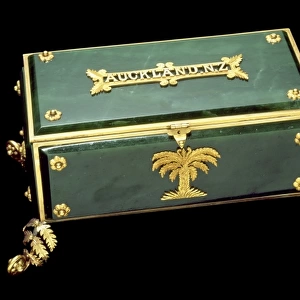 Jade and gold casket (Lid shut)