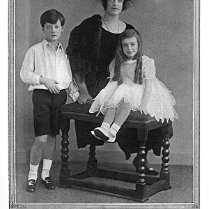 Lady Drogheda & her children, aircraft exhibition 1918