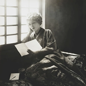 Mary Pickford, wearing a kimono, reading a letter