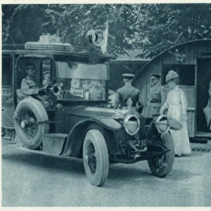Queen Mary inspects a Nissen hut, 1917