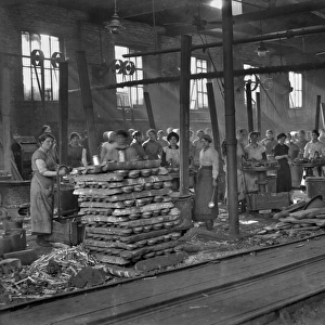 WW1 - Group of manual workers in a factory - Shrapnel