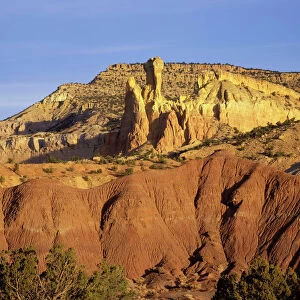 Dinosaurs - Geology Sedimentary sequence at Ghost Ranch, New Mexico: Triassic Chinle Formation (red, foreground); Jurassic Entrada Formation (red/white cliffs); Jurassic Morrison Formation (slopes)