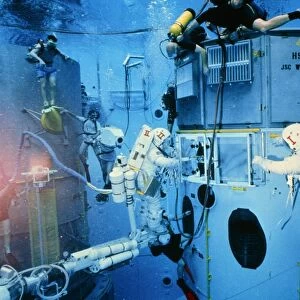 Astronauts underwater rehersal, HST repair mission