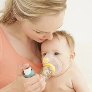 Baby using an inhaler F008 / 3019