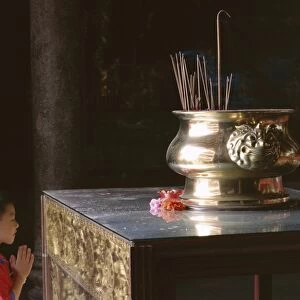 Boy praying at Kek Lok Si Temple