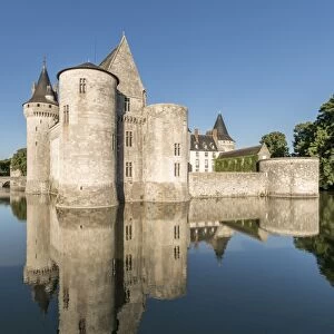 Castle and its moat, Sully-sur-Loire, UNESCO World Heritage Site, Loiret, Centre