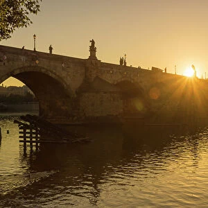 Charles Bridge at sunrise, UNESCO World Heritage Site, Prague, Bohemia, Czech Republic (Czechia), Europe