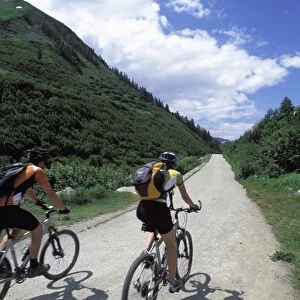 Cyclists, Val Veny near Courmayeur, Valle d Aosta, Italy, Europe