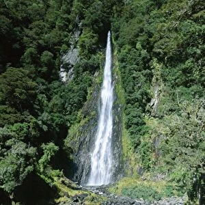 Fantail waterfall by the Makarpra River near Hst