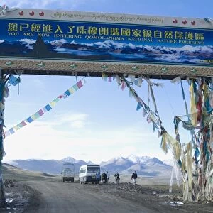 Jia Tsuo La, entrance to Mount Everest (Qomolangma) National Park, Tibet, China, Asia