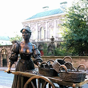 Molly Malone statue, Grafton Street, Dublin, Republic of Ireland, Europe