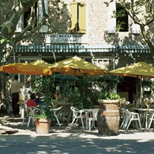 Pavement cafe, Lagrasse, Aude, Languedoc-Roussillon, France, Europe