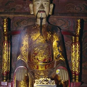 Statue of General King Le Hoan of early Le dynasty