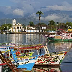 Brazil, State of Rio de Janeiro, Paraty, View of the colourful harbour and Santa