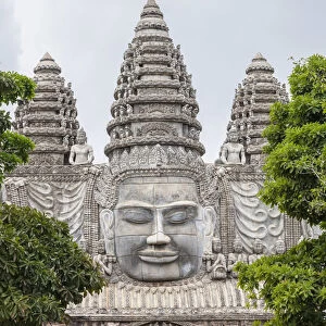 Cambodia, Battambang, Wat Kandal, entrance sculpture