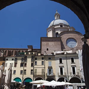 Italy, Lombardy, Mantua, archway view of Piazza Broletto and Basilica di Sant Andrea