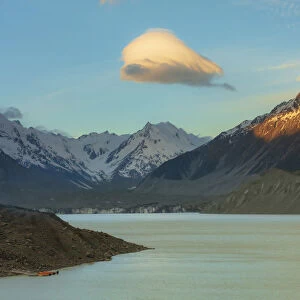 Tasman lake at sunset with the Mount Cook National Park