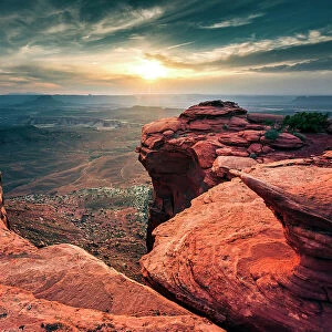 USA, Utah, sun setting in the Canyonlands plateau