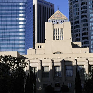 LA Central library dwarfed by sky scrapers of financial district