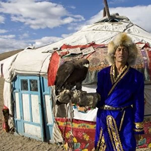 Kazakh hunter at Eagle Festival, Xyahncye (MR)