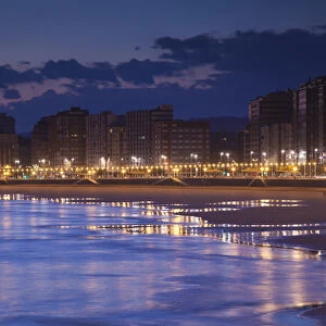 Spain, Asturias Region, Asturias Province, Gijon, buildings along Playa de San Lorenzo beach