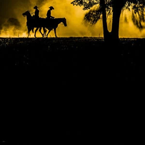 USA, California, Parkfield, V6 Ranch silhouette of two riders faced opposite directions
