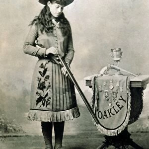 ANNIE OAKLEY (1860-1926). Cabinet photograph, c1890