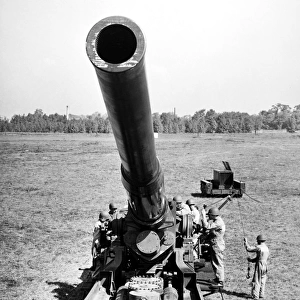 Demonstration of the U. S. Armys 280mm atomic gun, capable of firing conventional and atomic shells, at Aberdeen, Maryland, 1952